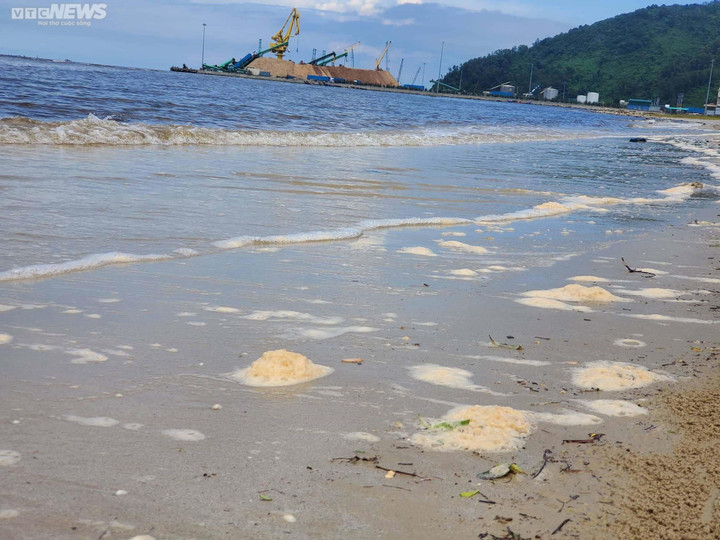 Sau bão Noru, vùng biển đẹp ở Thừa Thiên - Huế xuất hiện màu nâu đỏ bất thường - 5