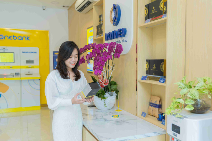 Điểm giao dịch số 'hút' khách hàng trải nghiệm - 2