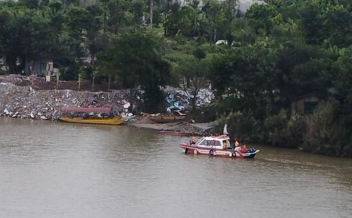 Công an Hà Nội tìm kiếm nam thanh niên nghi nhảy cầu Nhật Tân tự tử - 1