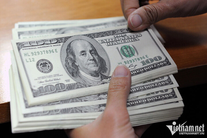 Giá USD ngân hàng cán mốc 24.000 đồng - 1