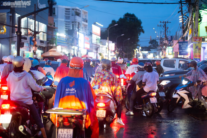 Người dân TP.HCM bì bõm lội nước về nhà sau cơn mưa lớn kéo dài hàng giờ - 10