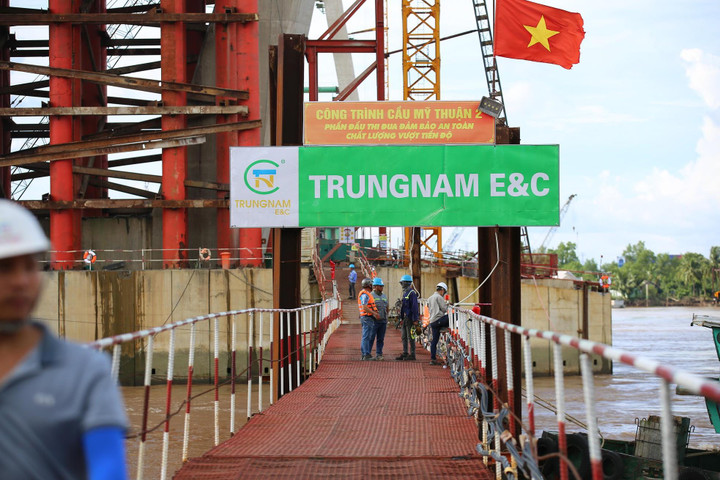 Cha, vợ nạn nhân mất tích trong vụ sập sàn cầu Mỹ Thuận 2 chờ đợi trong vô vọng - 1