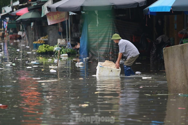 Nước lũ đổ về, chợ đầu mối lớn nhất Nghệ An ngập nặng - 4