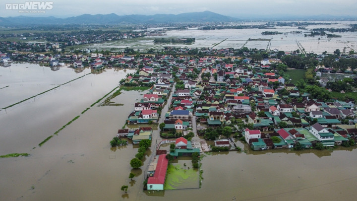 Mưa lũ ở miền Trung khiến 7 người chết, hơn 14.000 nhà bị ngập - 4