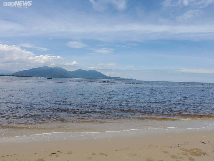 Vùng biển đẹp ở Huế đổi màu bất thường sau bão Noru: Lấy mẫu phân tích - 1