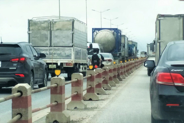 Ba ô tô đâm nhau trên cầu Thanh Trì, dòng phương tiện kẹt cứng lúc giữa trưa - 3