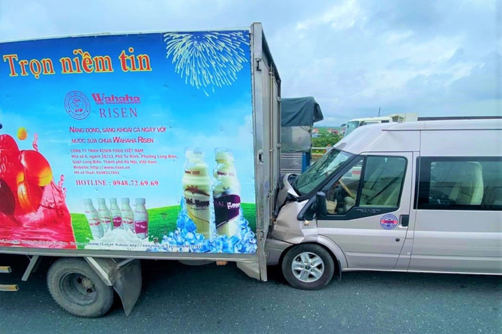 Ba ô tô đâm nhau trên cầu Thanh Trì, dòng phương tiện kẹt cứng lúc giữa trưa - 2