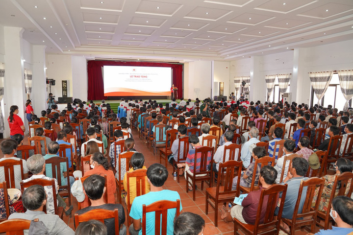 Ngư dân nghèo Bình Thuận nhận 1.000 bộ áo phao cứu sinh đa năng từ NovaGroup - 5