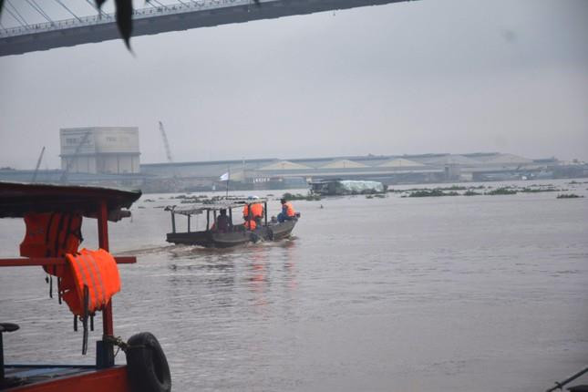 Trắng đêm tìm kiếm nạn nhân mất tích vụ sập sàn công trình cầu Mỹ Thuận 2 - 2