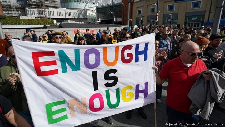 Người Anh đốt hóa đơn điện để phản đối giá tăng - 2