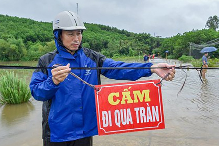 Đi xe qua đập tràn lúc nửa đêm, 1 người bị nước cuốn tử vong - 1