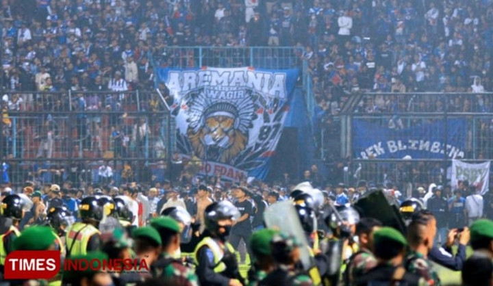 Nguyên nhân vụ bạo loạn khiến 127 cổ động viên Indonesia thiệt mạng - 1