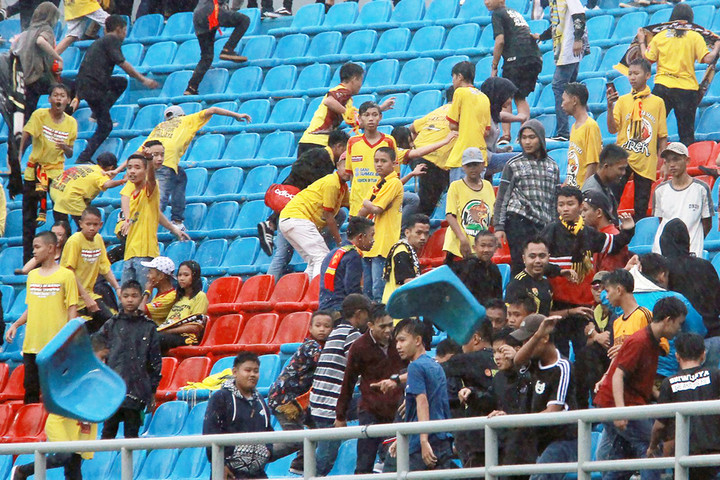 127 CĐV thiệt mạng trong thảm kịch, ám ảnh bạo lực đe dọa bóng đá Indonesia - 2