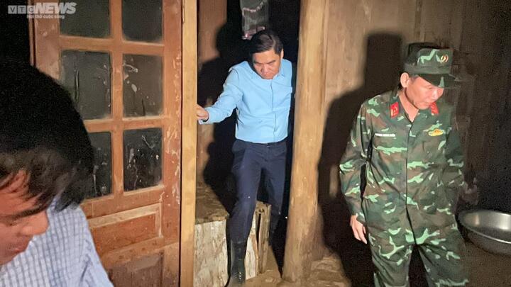 Lãnh đạo tỉnh Nghệ An thăm người dân vùng rốn lũ - 4