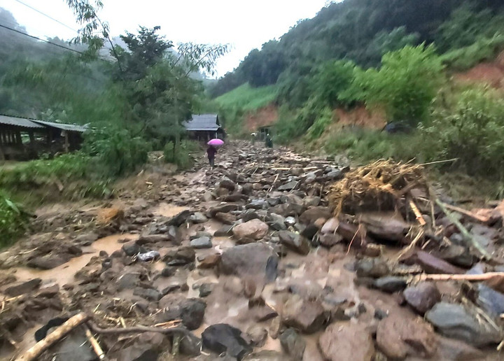 Lũ ống đổ về huyện miền núi Nghệ An, người dân trèo lên mái nhà thoát thân - 6