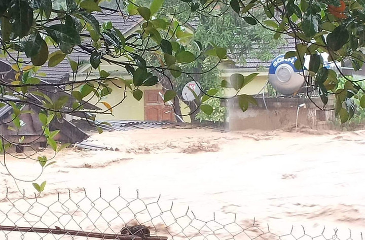 Lũ ống đổ về huyện miền núi Nghệ An, người dân trèo lên mái nhà thoát thân - 8