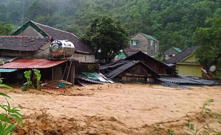 Lũ ống đổ về huyện miền núi Nghệ An, người dân trèo lên mái nhà thoát thân - 3