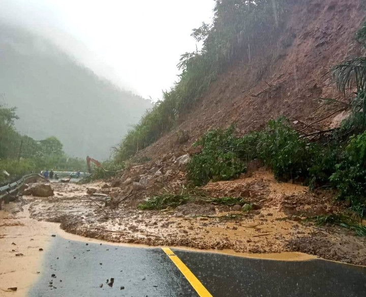 Lũ ống đổ về huyện miền núi Nghệ An, người dân trèo lên mái nhà thoát thân - 5