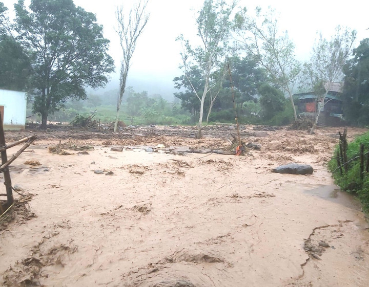 Lũ ống đổ về huyện miền núi Nghệ An, người dân trèo lên mái nhà thoát thân - 9