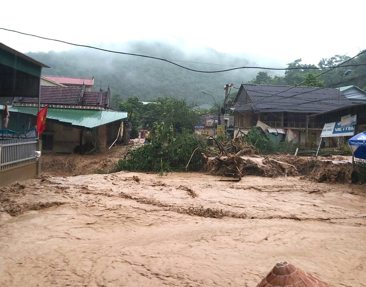 Lũ ống đổ về huyện miền núi Nghệ An, người dân trèo lên mái nhà thoát thân - 4