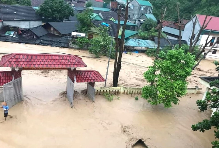 Lũ ống đổ về huyện miền núi Nghệ An, người dân trèo lên mái nhà thoát thân - 1