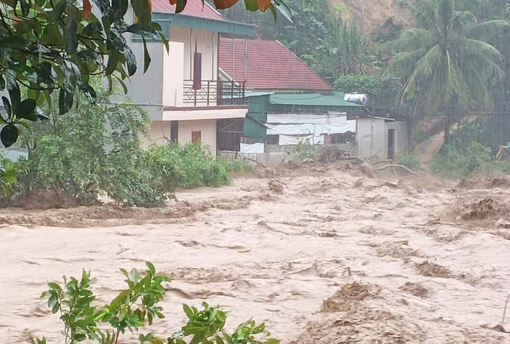 Lũ ống đổ về huyện miền núi Nghệ An, người dân trèo lên mái nhà thoát thân - 7