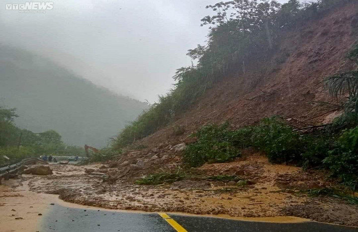 Ảnh: Lũ ống nhấn chìm nhà cửa, cuốn trôi ô tô của người dân ở vùng núi Nghệ An - 10