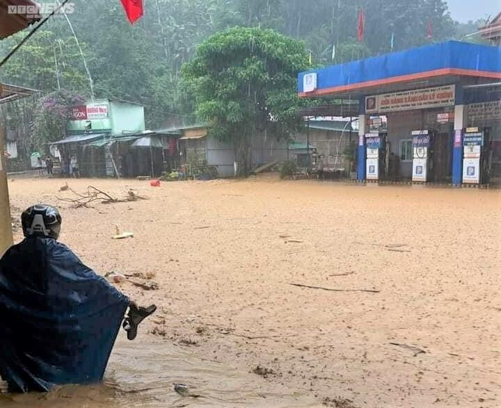 Ảnh: Lũ ống nhấn chìm nhà cửa, cuốn trôi ô tô của người dân ở vùng núi Nghệ An - 7