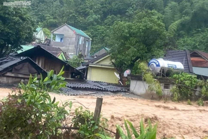 Ảnh: Lũ ống nhấn chìm nhà cửa, cuốn trôi ô tô của người dân ở vùng núi Nghệ An - 9