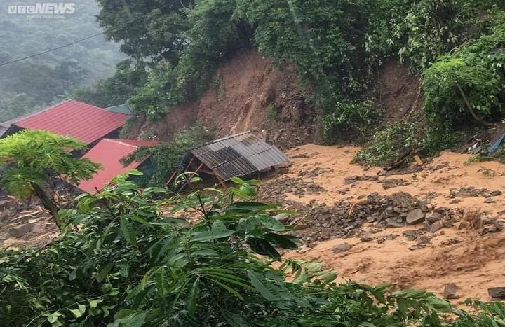 Ảnh: Lũ ống nhấn chìm nhà cửa, cuốn trôi ô tô của người dân ở vùng núi Nghệ An - 3