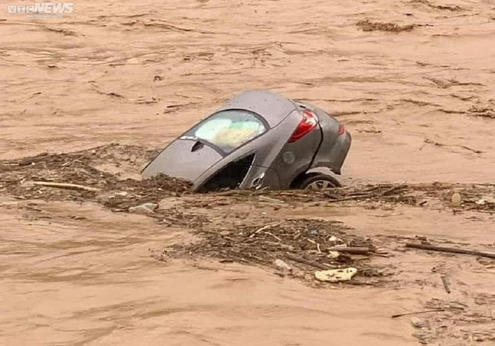 Ảnh: Lũ ống nhấn chìm nhà cửa, cuốn trôi ô tô của người dân ở vùng núi Nghệ An - 5