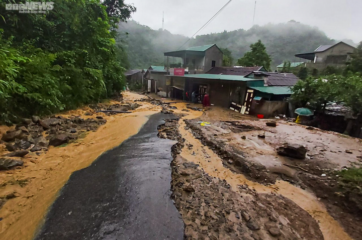 Nhà cửa, trụ sở làm việc tan hoang sau cơn lũ ống lịch sử ở Nghệ An - 4