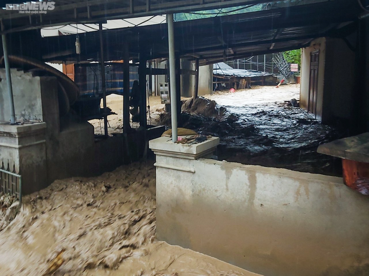 Nhà cửa, trụ sở làm việc tan hoang sau cơn lũ ống lịch sử ở Nghệ An - 3