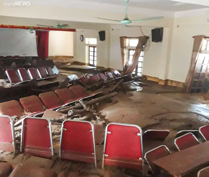 Nhà cửa, trụ sở làm việc tan hoang sau cơn lũ ống lịch sử ở Nghệ An - 13