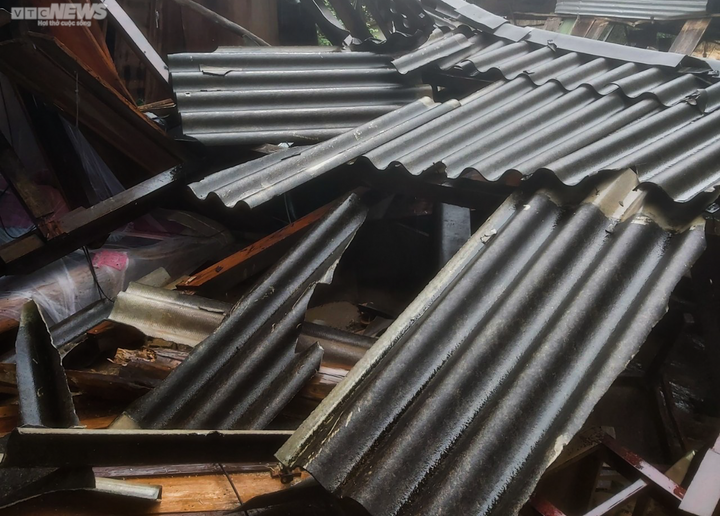 Nhà cửa, trụ sở làm việc tan hoang sau cơn lũ ống lịch sử ở Nghệ An - 7