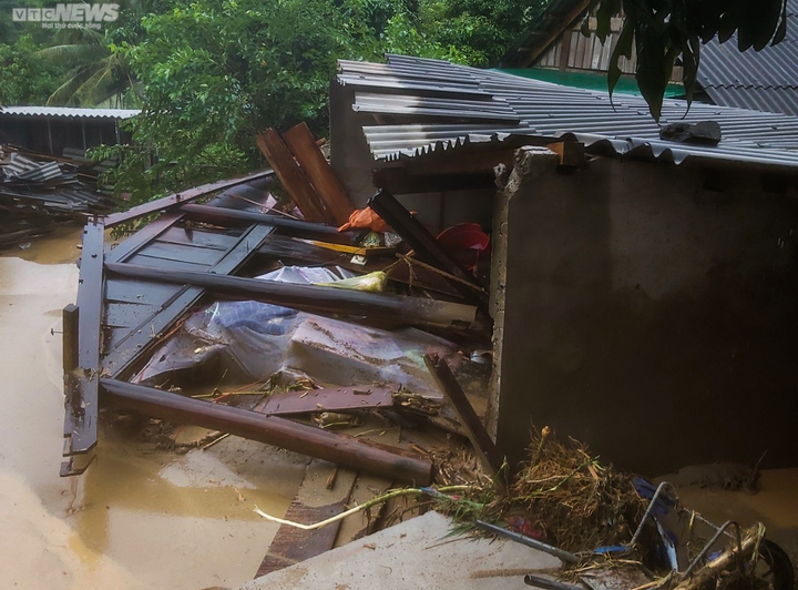 Nhà cửa, trụ sở làm việc tan hoang sau cơn lũ ống lịch sử ở Nghệ An - 6