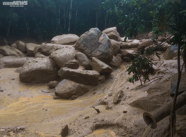 Nhà cửa, trụ sở làm việc tan hoang sau cơn lũ ống lịch sử ở Nghệ An - 8