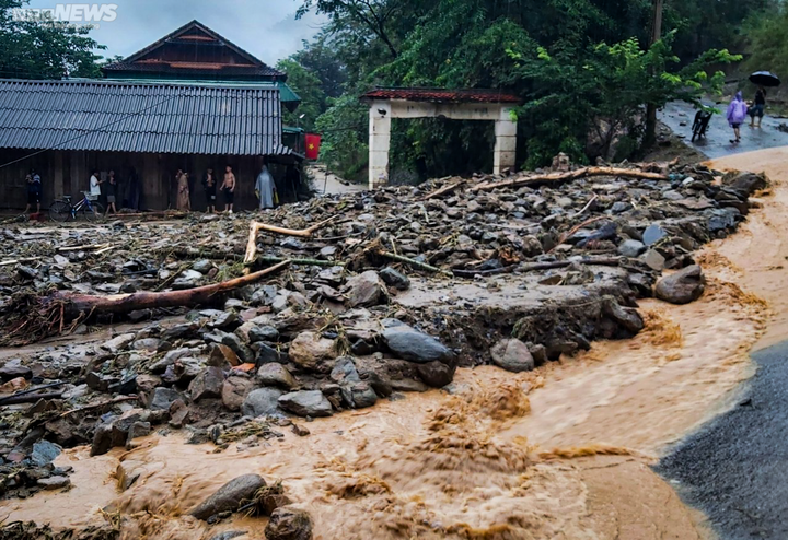 Nhà cửa, trụ sở làm việc tan hoang sau cơn lũ ống lịch sử ở Nghệ An - 5