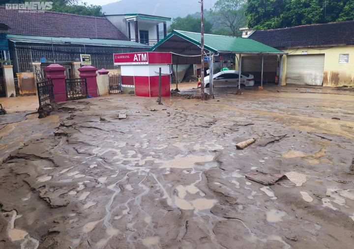 Nhà cửa, trụ sở làm việc tan hoang sau cơn lũ ống lịch sử ở Nghệ An - 2