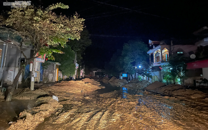 Nhà cửa, trụ sở làm việc tan hoang sau cơn lũ ống lịch sử ở Nghệ An - 14