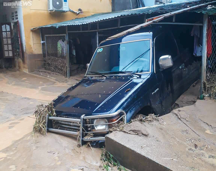 Nhà cửa, trụ sở làm việc tan hoang sau cơn lũ ống lịch sử ở Nghệ An - 10