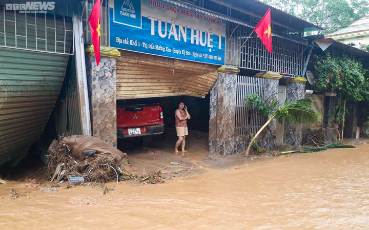 Nhà cửa, trụ sở làm việc tan hoang sau cơn lũ ống lịch sử ở Nghệ An - 11