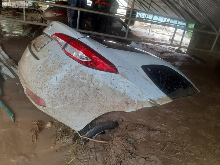 Nhà cửa, trụ sở làm việc tan hoang sau cơn lũ ống lịch sử ở Nghệ An - 9