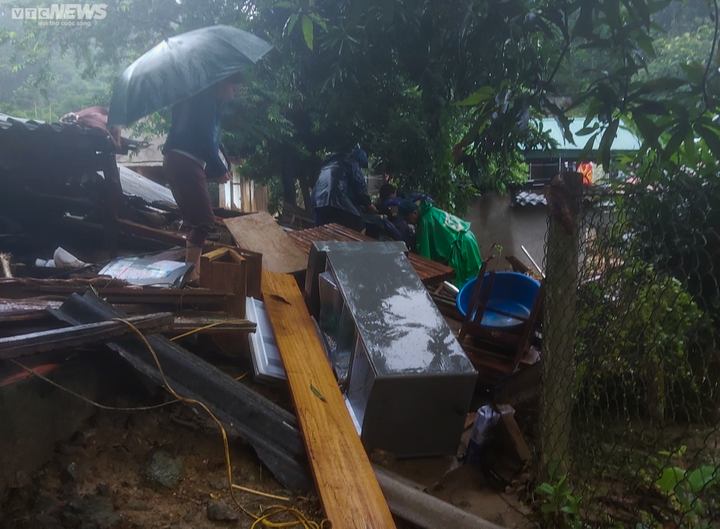 Nhà cửa, trụ sở làm việc tan hoang sau cơn lũ ống lịch sử ở Nghệ An - 12