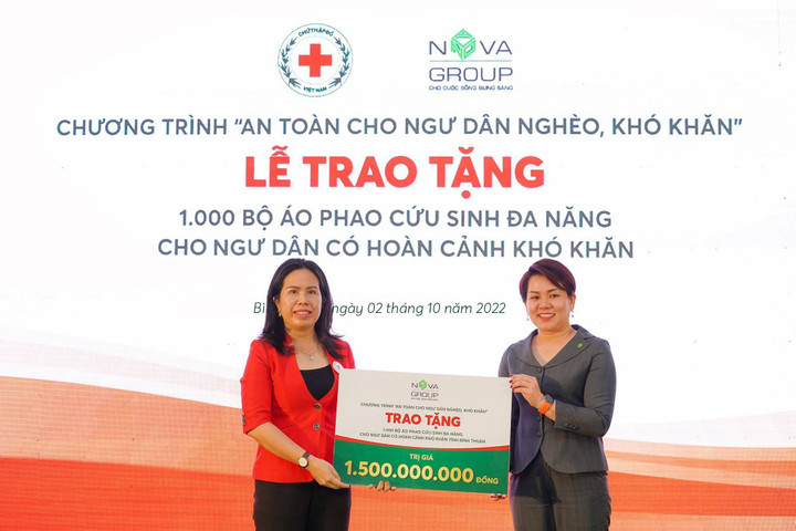Ngư dân nghèo Bình Thuận nhận 1.000 bộ áo phao cứu sinh đa năng từ NovaGroup - 1
