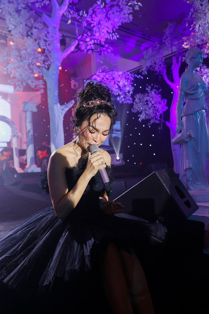 Quang Hà tình tứ hôn môi Hiền Thục ngay trên sân khấu - 3