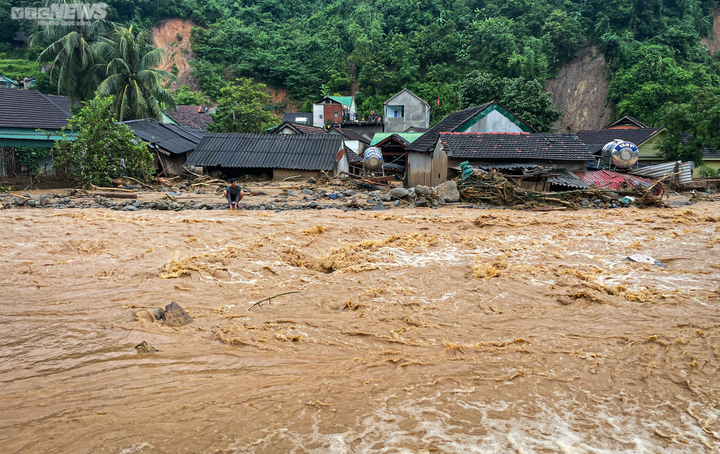 Ảnh: Hàng nghìn chiến sĩ công an, bộ đội lội biển nước, đào xới bùn đất giúp dân - 5