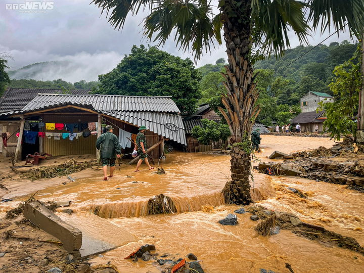 Ảnh: Hàng nghìn chiến sĩ công an, bộ đội lội biển nước, đào xới bùn đất giúp dân - 3
