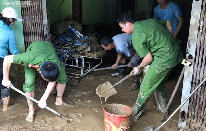 Ảnh: Hàng nghìn chiến sĩ công an, bộ đội lội biển nước, đào xới bùn đất giúp dân - 4