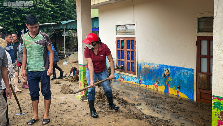 Ảnh: Hàng nghìn chiến sĩ công an, bộ đội lội biển nước, đào xới bùn đất giúp dân - 7
